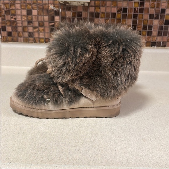 Uggs - Picture 3 of 5